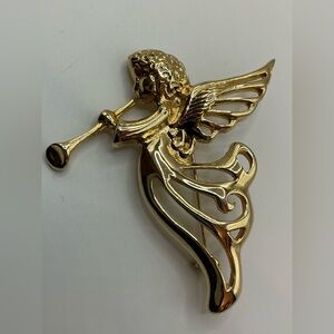 STEINMARK CO SFJ MARKED GOLDTONE FLYING ANGEL WITH HORN CHRISTMAS BROOCH